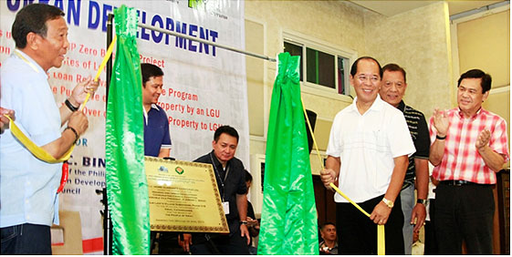 Vice President Jejomar C. Binay and Virac, Catanduanes Mayor Jose U. Alberto II unveil the commemorative marker for the turnover of Our Lady’s Village IV-B to the local government of Virac. HGC President Atty. Manuel R. Sanchez (rightmost) applauds the successful turnover.